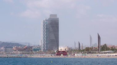 Barselona 'nın sahil şeridini ve sahillerini yakınlaştırmak için alışılmadık bir video tekniği.