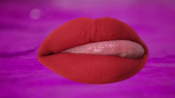 Uitgesneden Rode Lippen Met Likkende Tong — Stockvideo