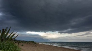 Kıyı ve sahil manzarası, kara fırtınalı gökyüzü.