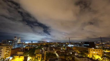 Barselona ufuk çizgisinin zaman çizelgesi gece eşsiz bir bakış açısından çekildi.