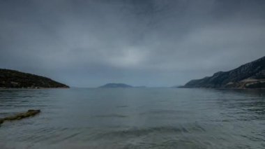 Güzel bir sahil ve bulutlu gökyüzü olan Yunanistan sahili.