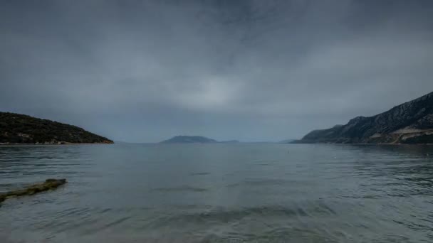 Tiro Bela Praia Costa Grécia Com Céu Nublado — Vídeo de Stock