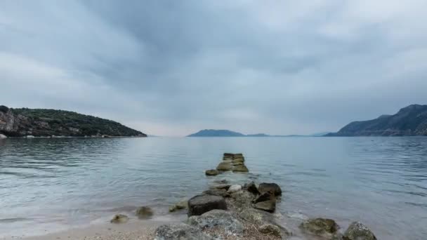 Foto Van Mooi Strand Kust Griekenland Met Bewolkte Lucht — Stockvideo