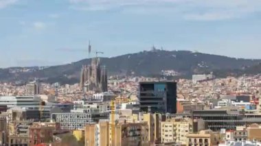 Barselona 'nın ufuk çizgisinin zaman çizelgesi soyut nabız kalıbına göre çizilmiş.