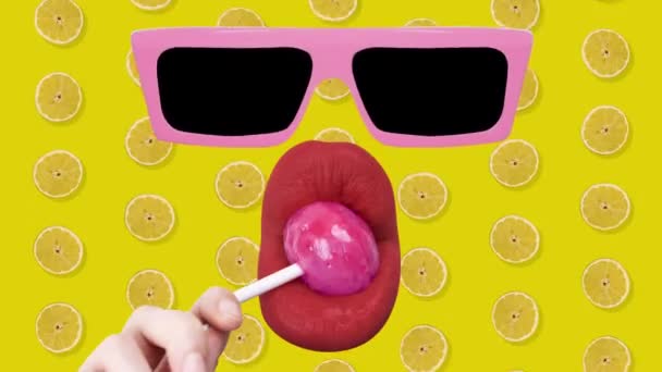 Wycięte Żeńskie Usta Ssące Lizaka Dłonią Okularami Przeciwsłonecznymi — Wideo stockowe