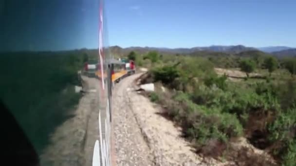 Strzał Chepe Pociągu Który Przechodzi Przez Niesamowity Miedziany Kanion Meksyku — Wideo stockowe