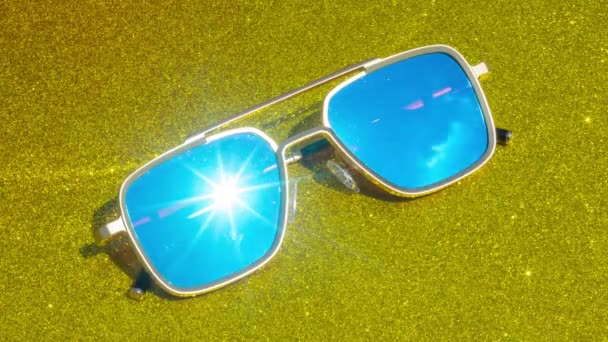 Óculos Sol Espelhados Refletindo Nuvens Raios Luz Solar — Vídeo de Stock