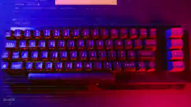 具有明亮彩色灯光的时髦计算机键盘 — 图库视频影像