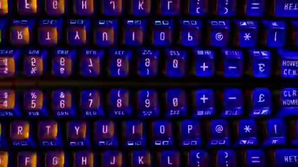 Teclado Computador Elegante Com Iluminação Colorida Brilhante — Vídeo de Stock