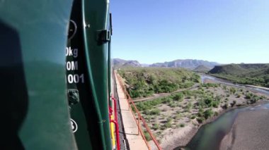 Meksika 'daki inanılmaz bakır kanyonundan geçen El Chepe treninden bir atış.