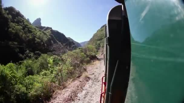 Záběr Vlaku Chepe Který Projíždí Neuvěřitelným Měděným Kaňonem Mexiku — Stock video