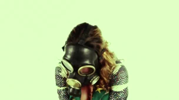 奇怪的迪斯科舞女 戴着防毒面罩 — 图库视频影像
