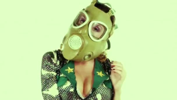 Zvláštní Disco Gogo Tanečnice Plynovou Maskou Ochranu Před Viry — Stock video