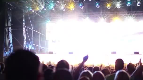 Sebuah Kerumunan Besar Menonton Pertunjukan Festival Musik — Stok Video