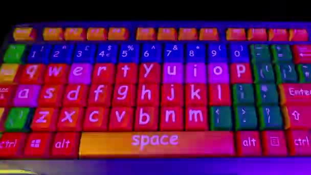 Parlak Renkli Işıklandırmalı Çocuk Eğitimi Bilgisayar Klavyesi — Stok video