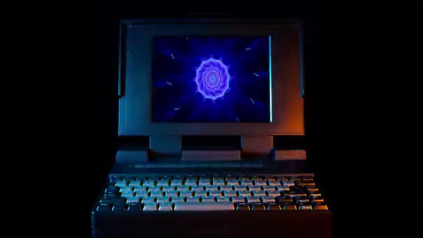 明るいカラフルな照明と催眠パターンを持つヴィンテージコンピュータラップトップ — ストック動画