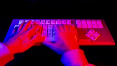 bilgisayar klavyede yazmaya elim yukarı