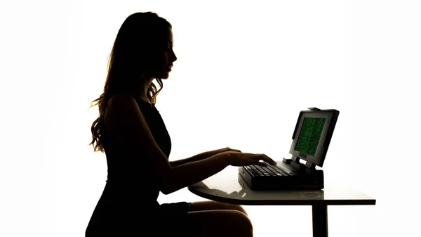 Eine Geschäftsfrau Tippt Code Auf Einem Oldtimer Computer Schatten — Stockfoto