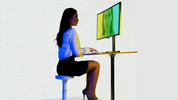 Uma Mulher Negócios Digitando Código Computador Com Seu Próprio Rosto — Fotografia de Stock