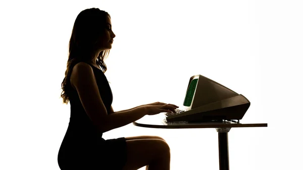 Eine Geschäftsfrau Tippt Code Auf Einem Oldtimer Computer Schatten Stockbild
