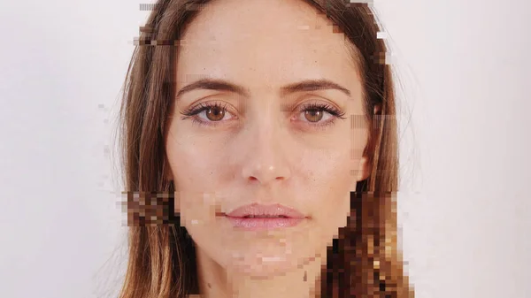 Een Vrouw Met Gezichtsscan Met Code Storing Stockafbeelding
