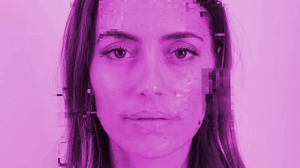 Een Vrouw Met Gezichtsscan Met Code Storing Stockfoto