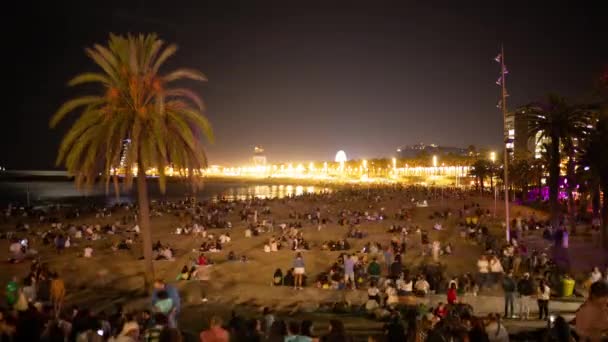 在拉默斯节期间 人们在巴塞罗纳海滩上擦肩而过 — 图库视频影像