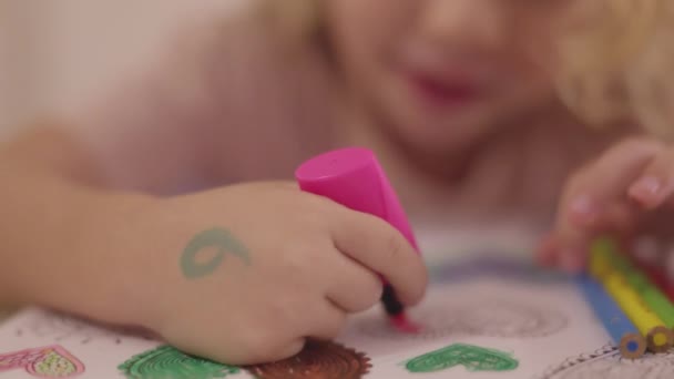 Sød Lille Barn Ved Hjælp Farvede Penne Papir Tegning Billede – Stock-video