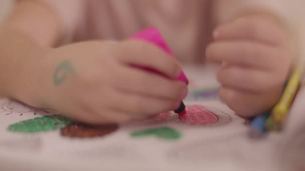 Søt Unge Barn Som Bruker Fargepenner Tegning Papir – stockvideo