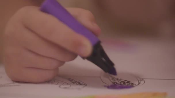 Симпатичный Маленький Ребенок Цветными Ручками Рисунком Бумаги — стоковое видео
