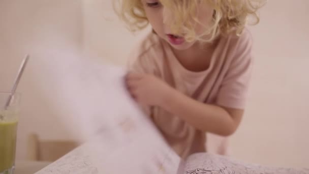 Мила Маленька Дитина Використовує Кольорові Ручки Малюнок Паперу — стокове відео
