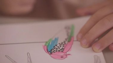 Renkli kalemler ve kağıt çizimler kullanan sevimli bir çocuk.