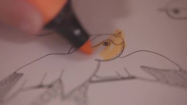 Renkli kalemler ve kağıt çizimler kullanan sevimli bir çocuk.