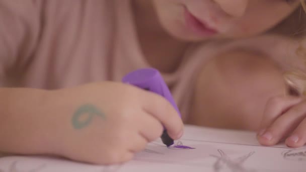 Lindo Niño Pequeño Usando Bolígrafos Colores Dibujo Papel — Vídeo de stock