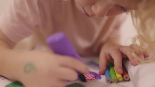 Renkli Kalemler Kağıt Çizimler Kullanan Sevimli Bir Çocuk — Stok video