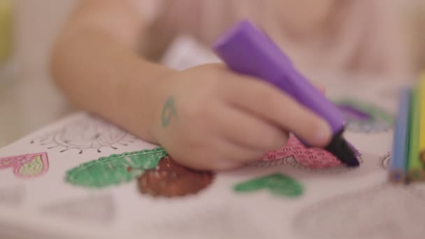 Мила Маленька Дитина Використовує Кольорові Ручки Малюнок Паперу — стокове відео