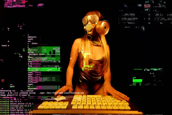 一个带着金防毒面具在电脑上打字的女人 — 图库照片
