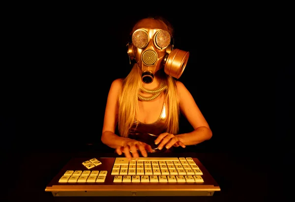 Una Mujer Con Una Máscara Gas Oro Escribiendo Ordenador Imagen de archivo