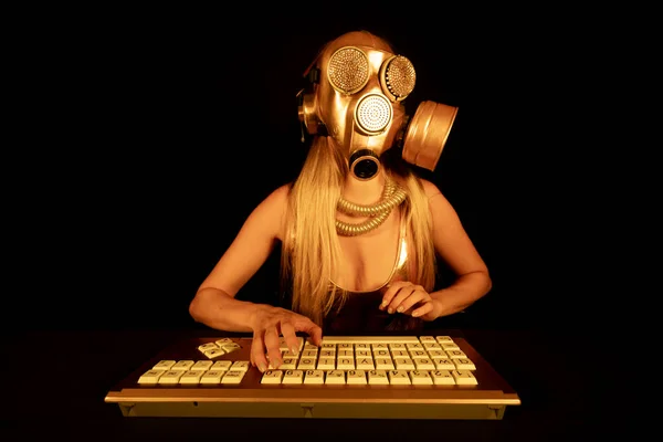 Uma Mulher Com Uma Máscara Gás Ouro Digitando Computador Imagem De Stock