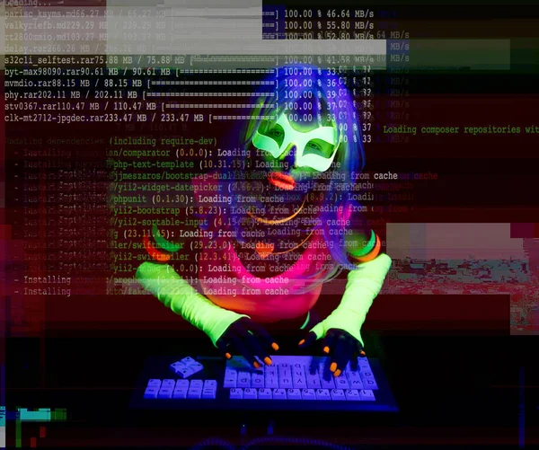 コンピュータのキーボードに入力する蛍光衣装の女性 ストック画像