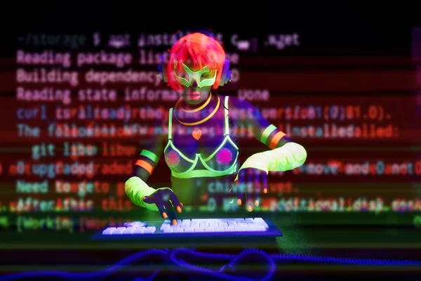 コンピュータのキーボードに入力する蛍光衣装の女性 ストック写真