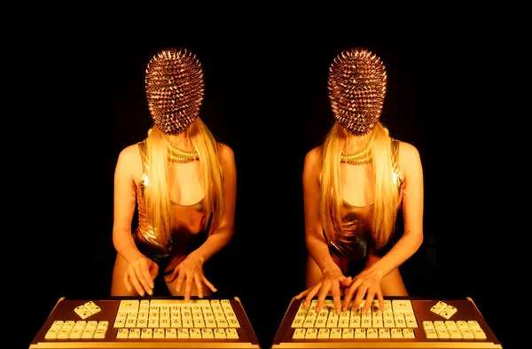 Una Donna Con Una Maschera Spillo Oro Digitando Sul Computer Immagini Stock Royalty Free