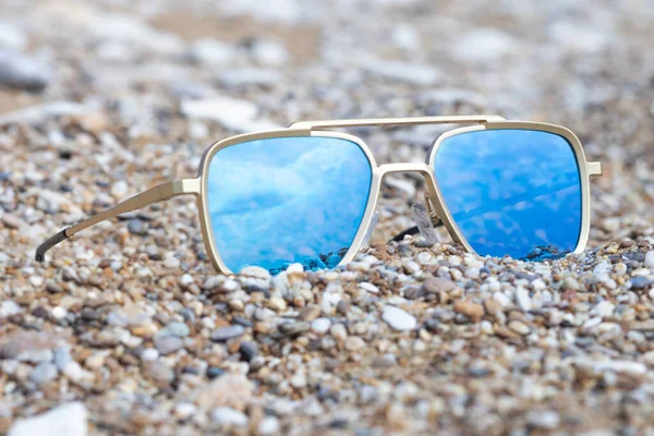 Occhiali Sole Specchiati Una Spiaggia Che Riflette Mare Foto Stock