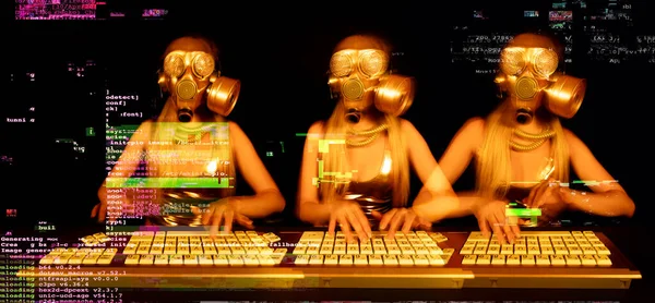 一个带着金防毒面具在电脑上打字的女人 图库照片