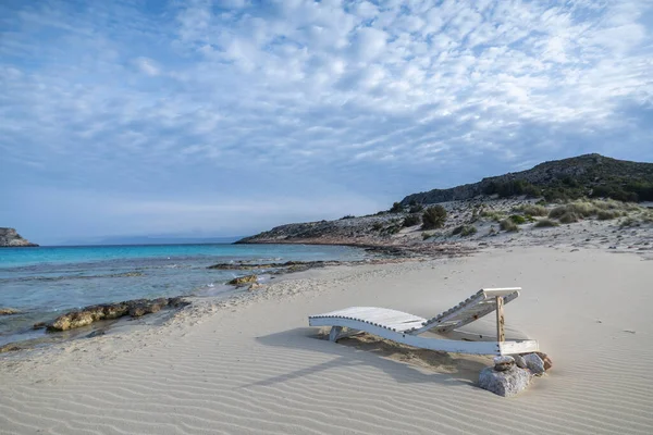 Simos Strand Naxos Eiland Griekenland Met Houten Ligstoel Rechtenvrije Stockafbeeldingen