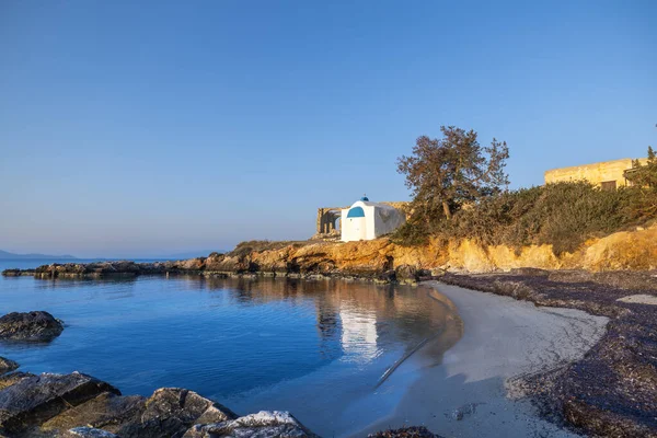 希腊小礼拜堂 位于希腊纳克斯的Alyko海滩旁边 免版税图库照片