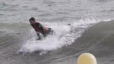 Akdeniz 'de dalga yakalayan bir erkek sörfçü.