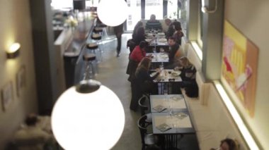 meşgul, şık bir restoran yemek döneminde bir timelapse vurdu