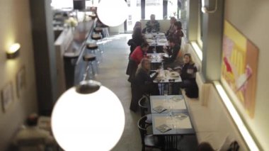 meşgul, şık bir restoran yemek döneminde bir timelapse vurdu