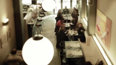 meşgul, şık bir restoran yemek döneminde bir timelapse vurdu